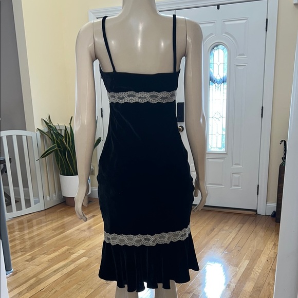 Valentino Elegant Black Velvet Dress with Lace Trim - Picture 4 of 5